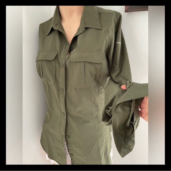 Columbia Tops - M Columbia olive 🫒 shirt vented shoulder NWOT